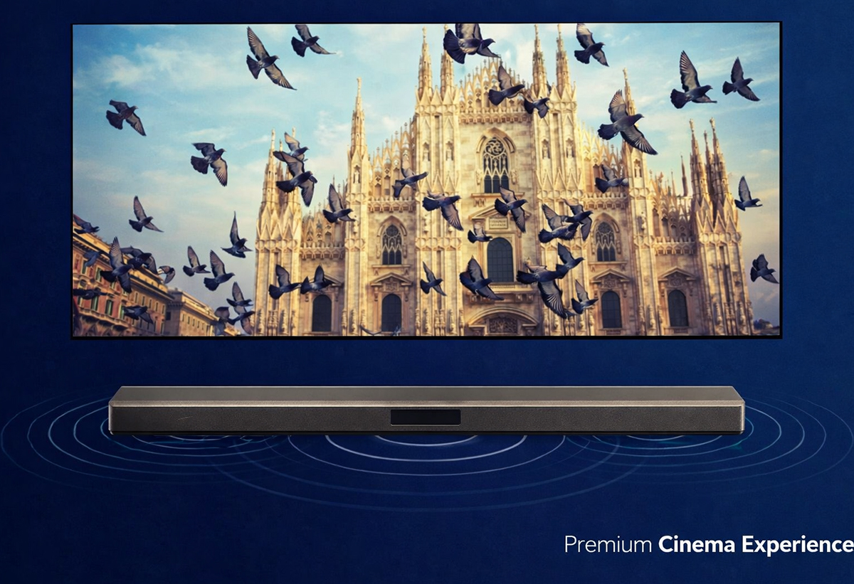 Απεικονίζεται το soundbar κάτω από την τηλεόραση, όπου προβάλλεται ένα πρόγραμμα.